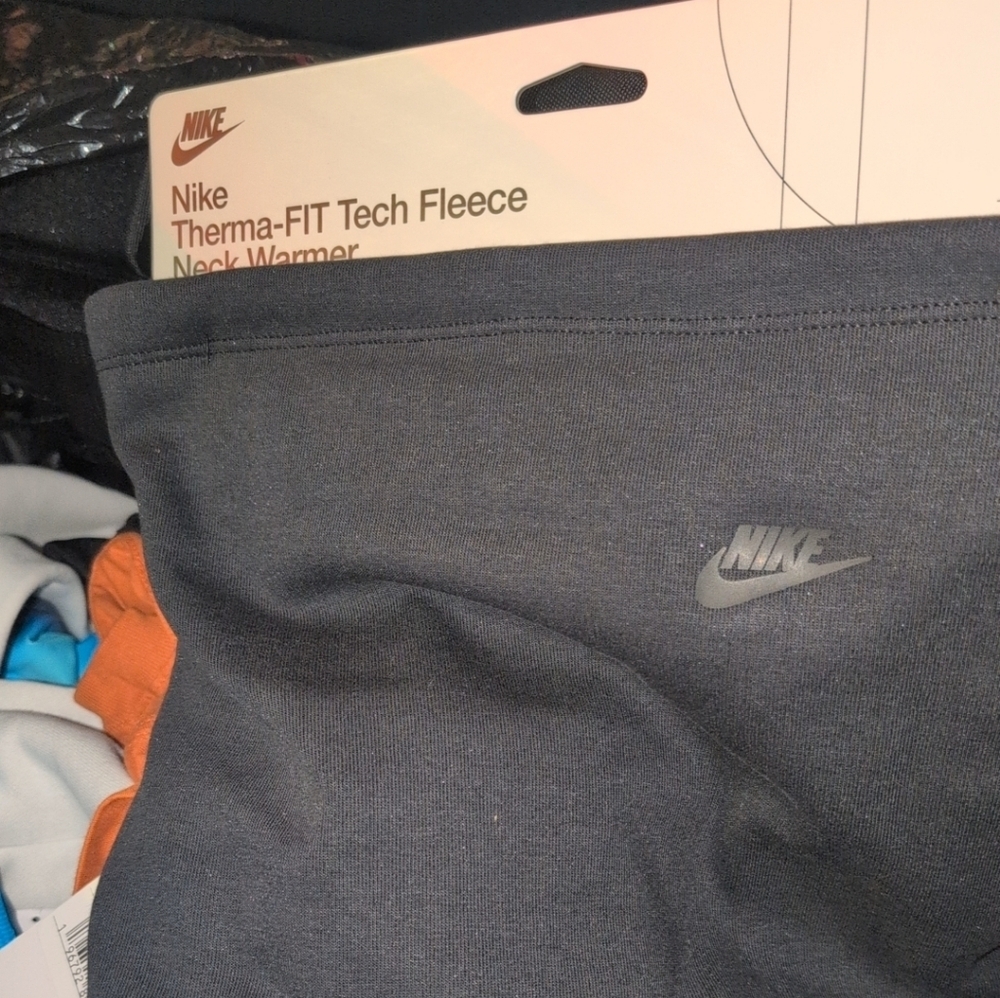 Nike Sportswear Tech FleeceTherma-FIT Neck Warmer - Picture 3 of 3